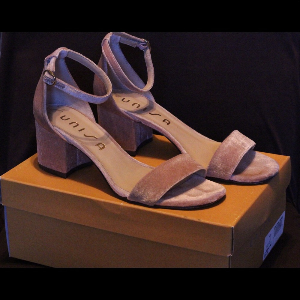 Unisa Light pink velvet short heals